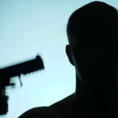 Перед будівлею ЦВК зображено поліцейський автомобіль