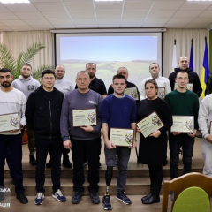 Віталій Кім передає сертифікати родинам
