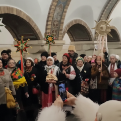 Колядники дарят подарки детям
