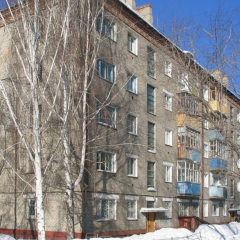 Стара хрущівка в зимовий холод