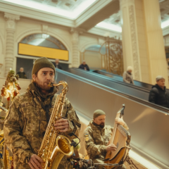 Ветераны исполняют Щедрик на вокзале