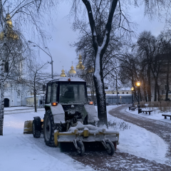 Київ очищає вулиці від снігу