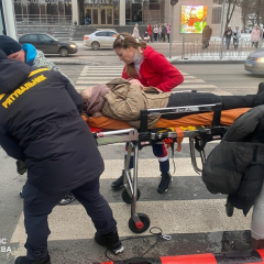 Рятувальники допомагають потерпілим на Дніпрі