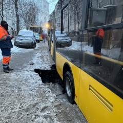 Троллейбус в яме на дороге
