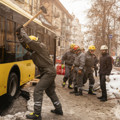 Троллейбус в яме на улице