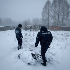 Поліцейський рятує жінку зі снігу