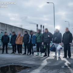 Іноземець у фурі з чоловіками