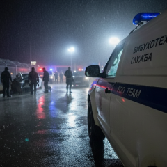 Пожежник на фоні горящого будинку