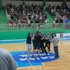 Побиття арбітра на матчі з глядачами