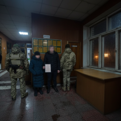 Женщина из Винничины держит мужчину