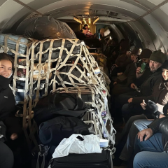 Пассажиров пересадили на грузовой самолет