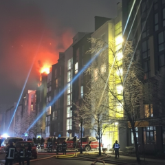 Військовий кореспондент рятує дитину з горящого будинку