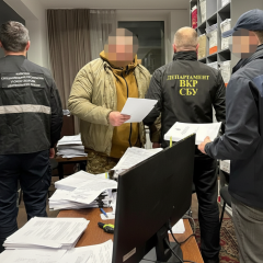 Фото: военные на фоне денег в укрывательстве