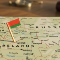 Зображення представника на тлі українського прапору