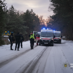 Ветеран війни зі зброєю поруч з пістолетом