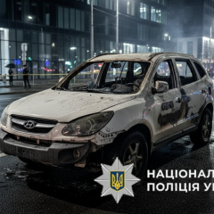 Автомобиль в огне на фоне жарких новостей