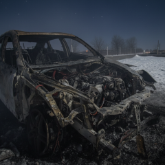 Двоє паліям і поліцейському в кирпічному будинку