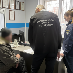 Чоловік та хлопчик з алкоголем