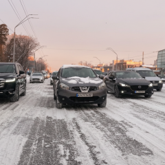 Люди падают на льду в Киеве