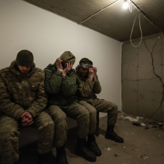Українські військові тримають в полоні російських солдат