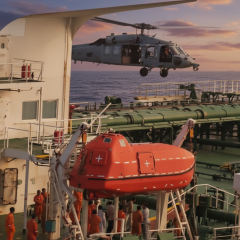 Полицейская лодка преследует судно в Карибском море