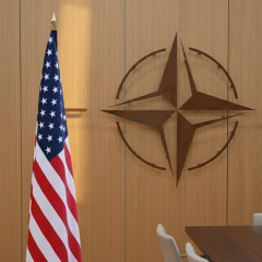 Прапор США та НАТО