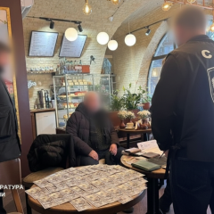 Депутата затримали на $10 тисяч: за гроші обіцяв зняти з розшуку та працевлаштувати