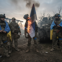 Росіяни встановлюють прапори в тилу