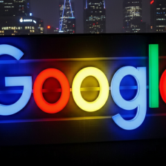 Логотип Google на фоне золотых монет