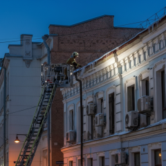МЧС сбивает сосули с здания власти