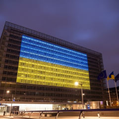 Здание освещено цветами украинского флага