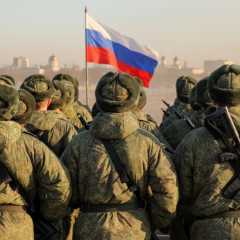 Російські солдати на тлі війни