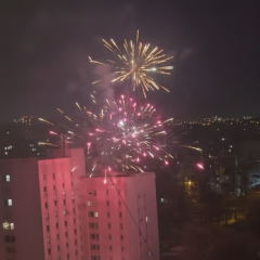 Підліток запускає феєрверк у Києві