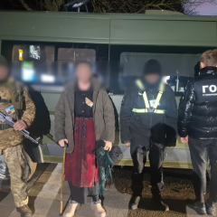 Пограничники задержали мужчину, замаскированного под стару женщину