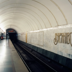 Замена дверей на выходе станции Лук'янівська