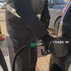 Zelensky at a meeting on fuel prices