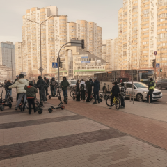 Підліток на електросамокаті в місті