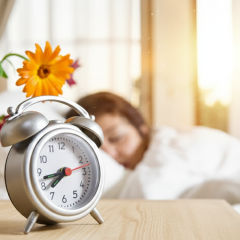Clock shows transition to daylight saving time