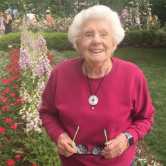 100-летняя американка занимается в парке