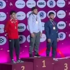 Ukrainian wrestler turns away from Russian flag