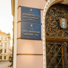 Суд закрыл дело об имитаторе на уроке биологии: мать избежала штрафа