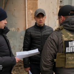 Фото агента ФСБ на тлі Дніпра