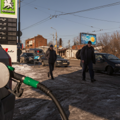 Зображення грошей та заправки автомобіля