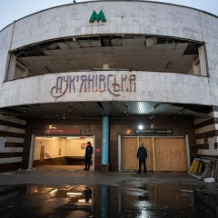 Новые двери на станции Лукьяновская