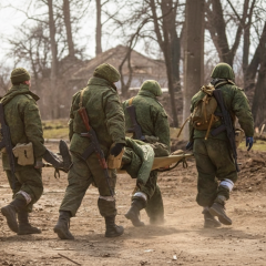 Мужчины в военной форме стоят в строю