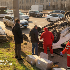 ДТП на Берестейському проспекті: мікроавтобус перекинувся