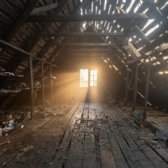 Чоловік з підпалювачем поруч із згорілим будинком