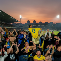 Прапори України та Швеції на тлі футбольних м'ячів