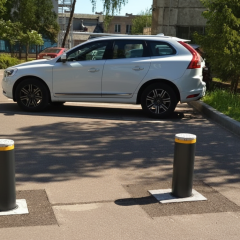 City service taking care of bollards