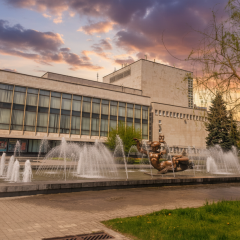 Зеленський вручає національний статус театру
